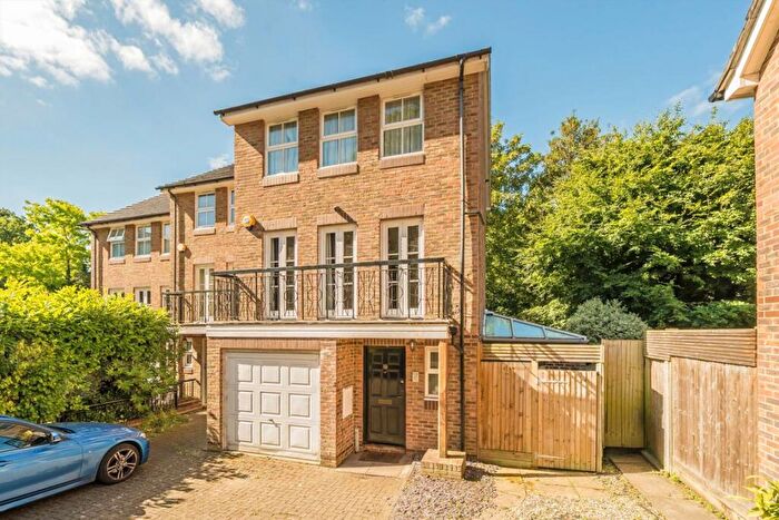 4 Bedroom House For Sale In Dutch Gardens, Kingston Upon Thames, KT2