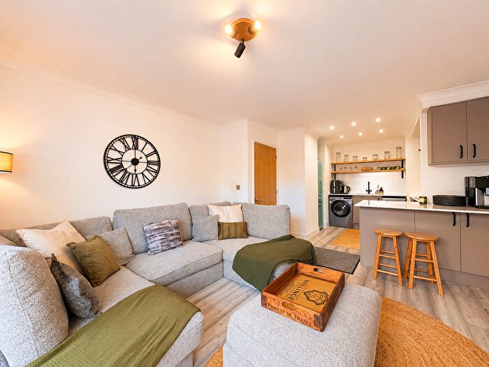 1 Bedroom Flat For Sale In Town Meadow, Brentford, TW8