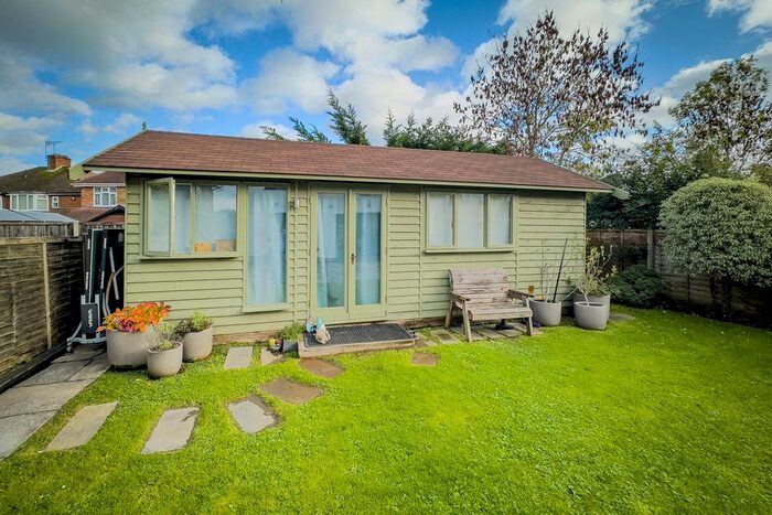 5 Bedroom Detached House For Sale In Edgwarebury Lane, Edgware, HA8