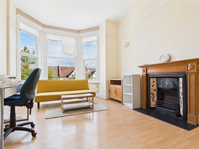 3 Bedroom Flat To Rent In Larden Road, Acton, W3
