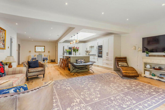 5 Bedroom Detached House For Sale In New Park Road Cranleigh, Surrey, GU6