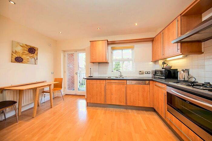 3 Bedroom Flat To Rent In Sheen Road, Richmond, TW10