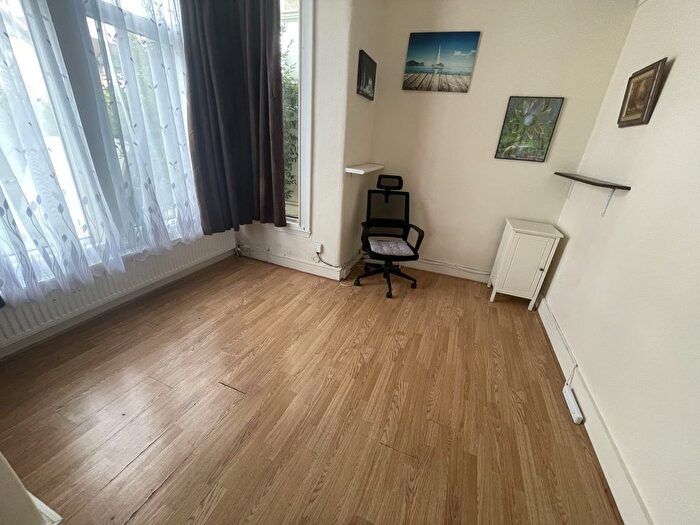 2 Bedroom Flat To Rent In Kensington Gardens, Ilford, IG1