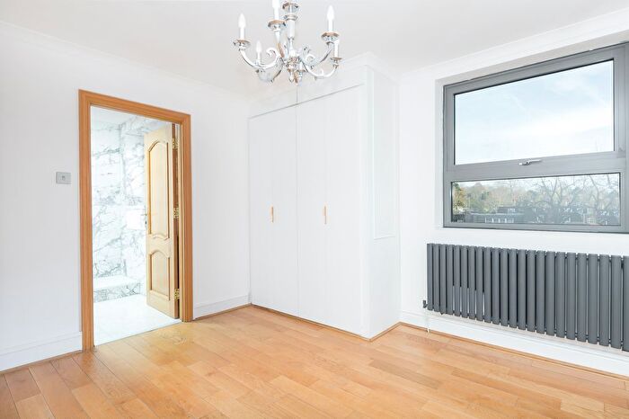 3 Bedroom Flat To Rent In Somerset Square, London, W14