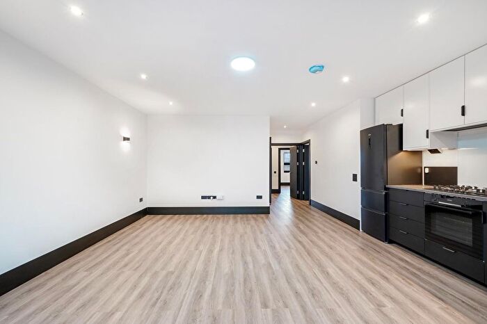 3 Bedroom Flat To Rent In Fir Tree Road, SM7