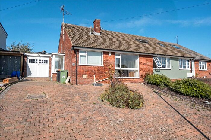 2 Bedroom Bungalow For Sale In Kirkstone Drive, Dunstable, Bedfordshire, LU6