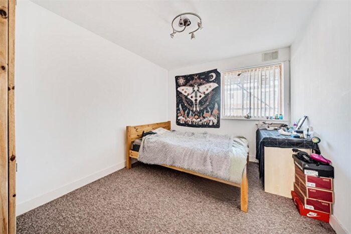 2 Bedroom Flat For Sale In Waterfront Walk, Birmingham, B1