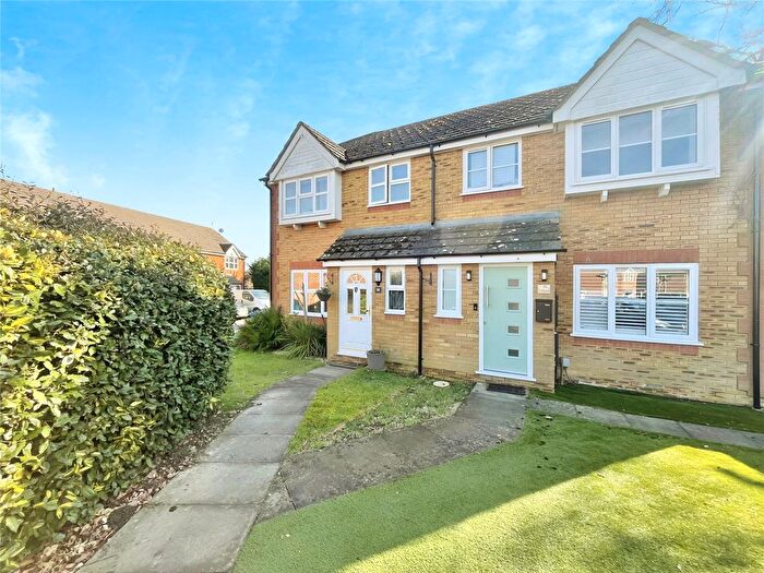 3 Bedroom Semi-Detached House For Sale In Dunford Place, Binfield, Bracknell, RG42