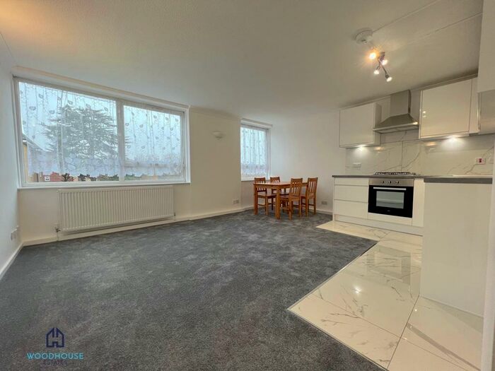 3 Bedroom Flat To Rent In Duncan Close, EN5