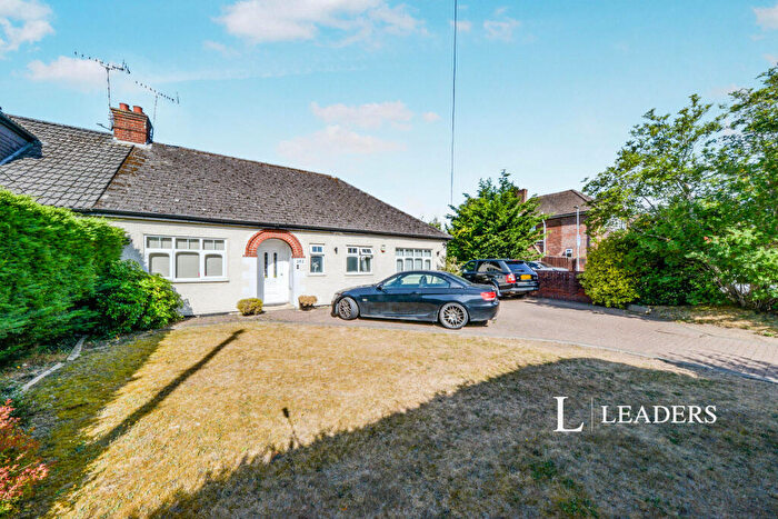 3 Bedroom Semi-Detached House To Rent In Watford Road, AL2