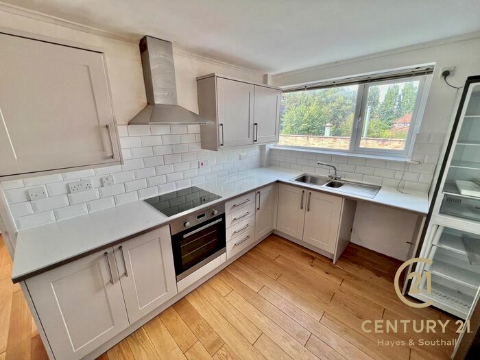 4 Bedroom Flat To Rent In Market Place, High Street, Colnbrook, Slough, SL3