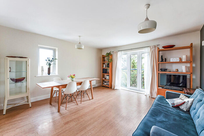2 Bedroom Apartment For Sale In Mildmay Park, Islington, London, N1