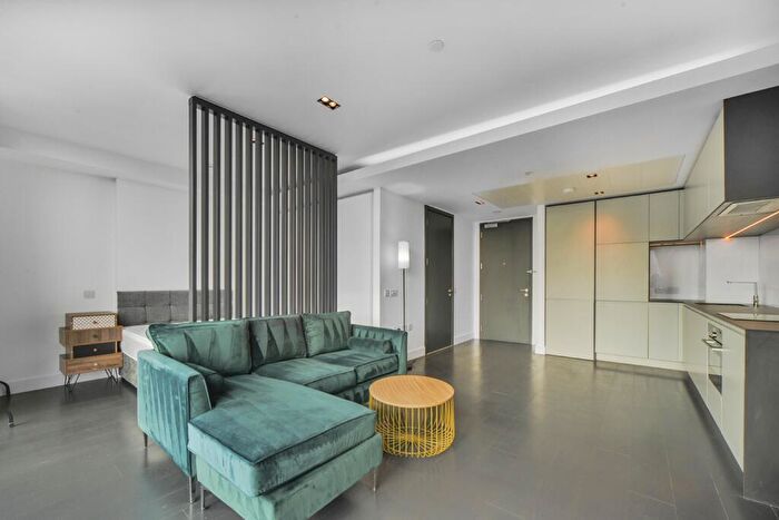 Flat To Rent In Amory Tower, London, E14