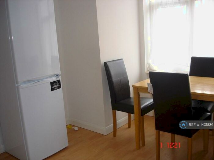 3 Bedroom Flat To Rent In Rear Of, Ilford, IG2