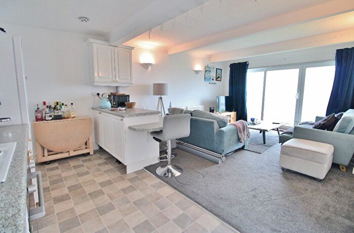 2 Bedroom Chalet For Sale In Chilling Lane, Warsash, Southampton, SO31