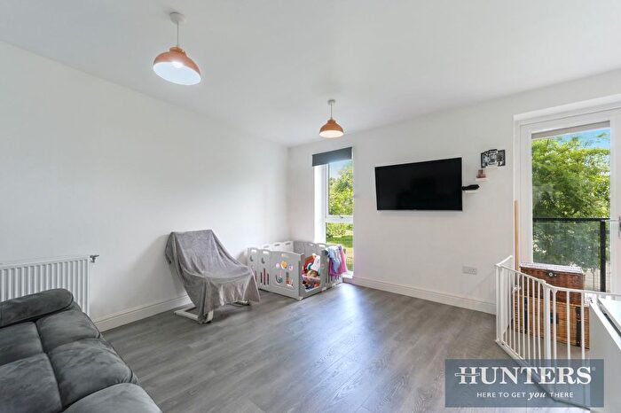 2 Bedroom Flat For Sale In Hunting Place, Hounslow, TW5