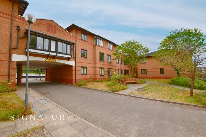 1 Bedroom Flat To Rent In Lake View, Railway Terrace, Kings Langley, WD4