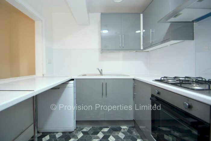 3 Bedroom Flat To Rent In Regent Park Terrace, Hyde Leeds, LS6