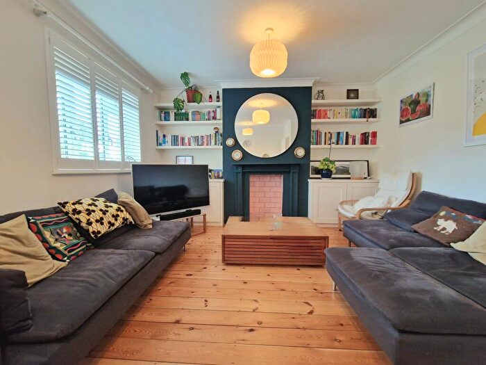 3 Bedroom Flat To Rent In Windermere Court, Barnes, London, SW13