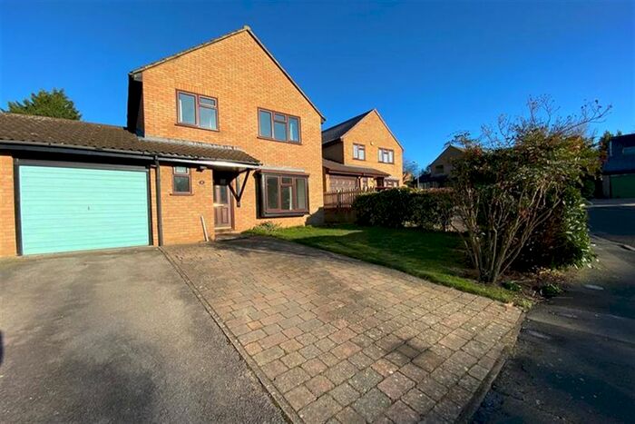 3 Bedroom Semi-Detached House To Rent In Middlefield Close, Buckingham, MK18