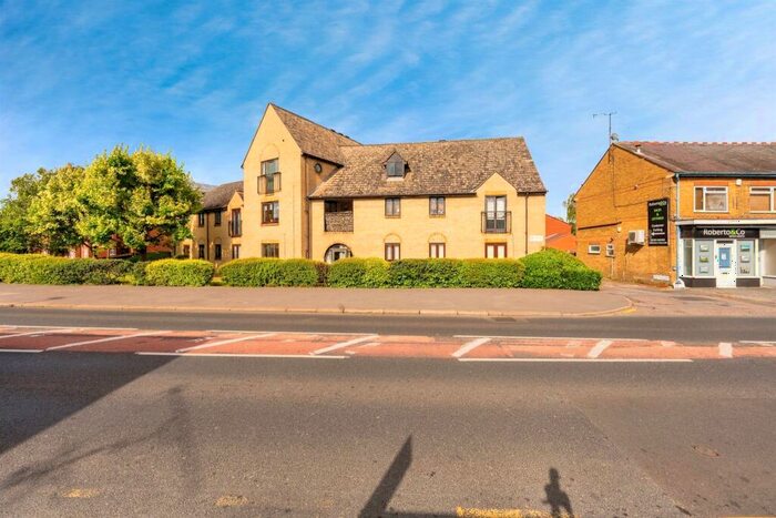 2 Bedroom Flat For Sale In Ferguson Grove, Cheshunt, Waltham Cross, EN8