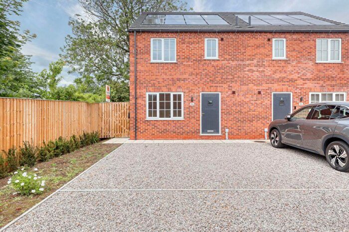 3 Bedroom Semi-Detached House For Sale In Low Cross Street, Crowle, DN17