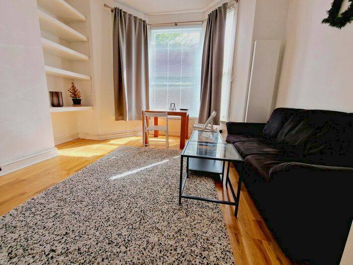 2 Bedroom Flat To Rent In Hartham Road, London, N7