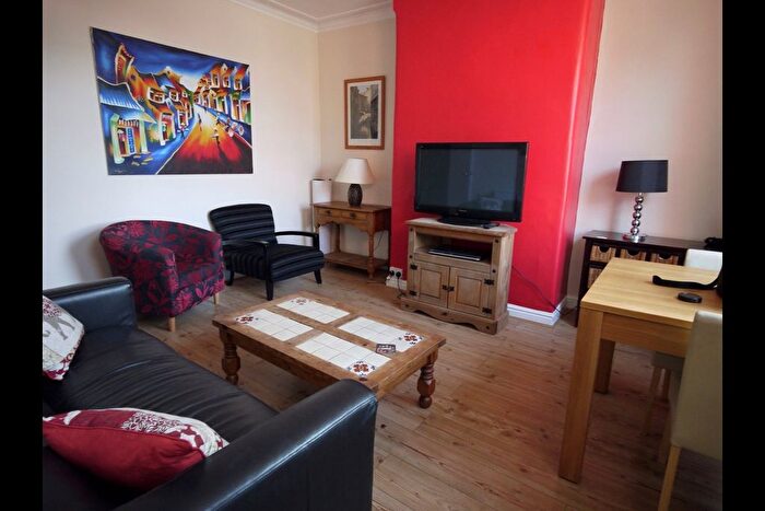 2 Bedroom Detached House To Rent In Royal Park Grove, Hyde Park, Leeds, LS6