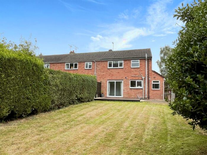 3 Bedroom End Of Terrace House For Sale In Oaktree Close, Moreton Morrell, CV35