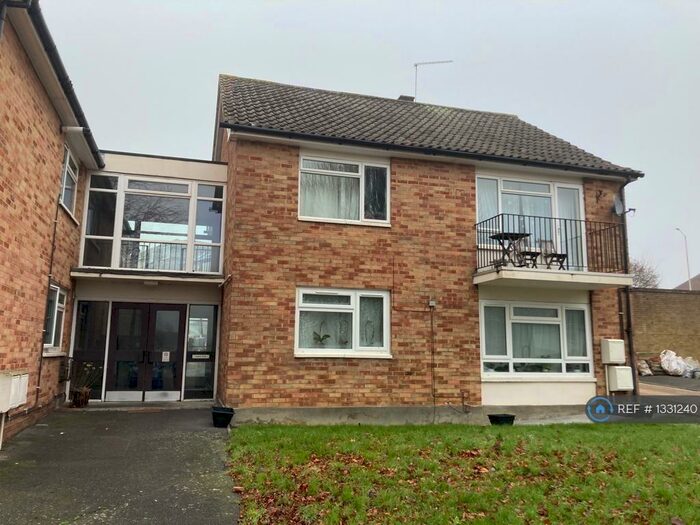 2 Bedroom Flat To Rent In Farmlands, Pinner, HA5