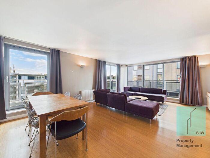 3 Bedroom Apartment To Rent In Deals Gateway, Dakota Building, SE13