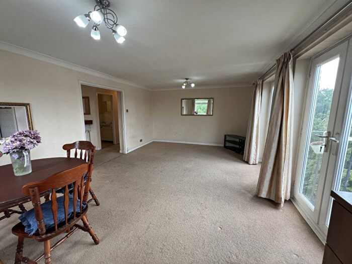 2 Bedroom Flat To Rent In Dorchester Court, Greenlands Road, Staines-Upon-Thames, Middlesex, TW18