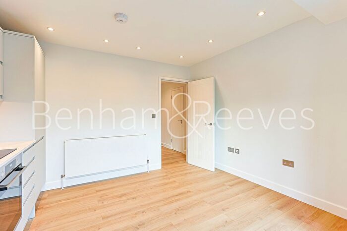 2 Bedroom Flat To Rent In Disraeli Road, Hammersmith, SW15