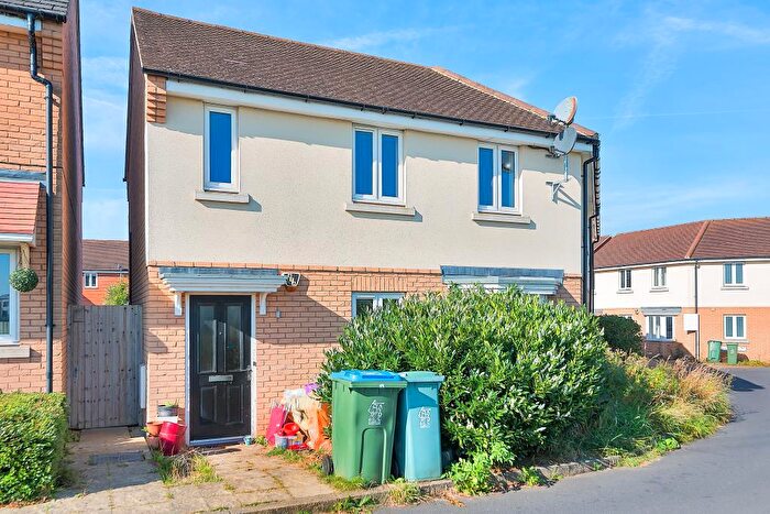 2 Bedroom Apartment To Rent In Berryfields, Aylesbury, HP18