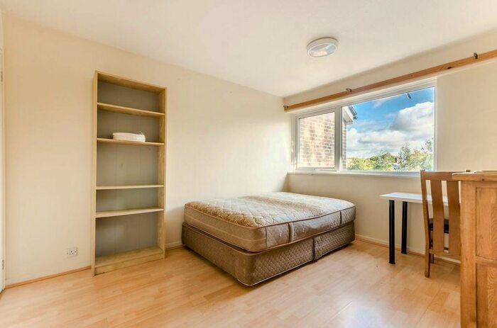 3 Bedroom Flat To Rent In Beaulieu Close, Denmark Hill, London, SE5
