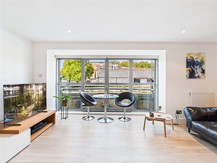 3 Bedroom Flat For Sale In Custom House, Bristol, BS1
