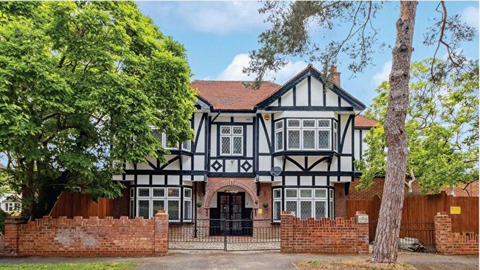 4 Bedroom Detached House For Sale In Hillview Road, Pinner, HA5