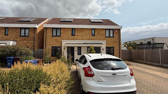 3 Bedroom Semi-Detached House To Rent In Lapwin Close, East Tilbury, RM18