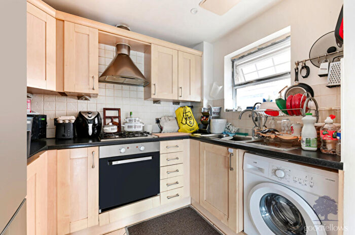 2 Bedroom Apartment For Sale In Yenston Close, Morden, SM4