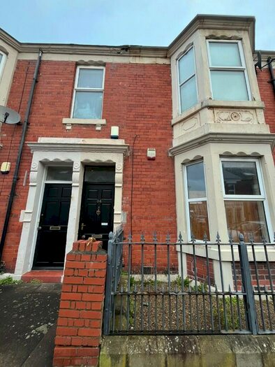 6 Bedroom House To Rent In Hazelwood Avenue, Newcastle Upon Tyne, NE2