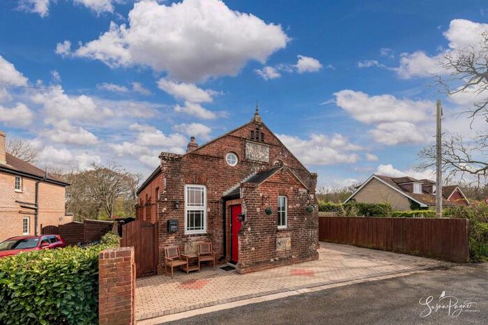 4 Bedroom Detached House For Sale In New Road, Porchfield, Newport, PO30