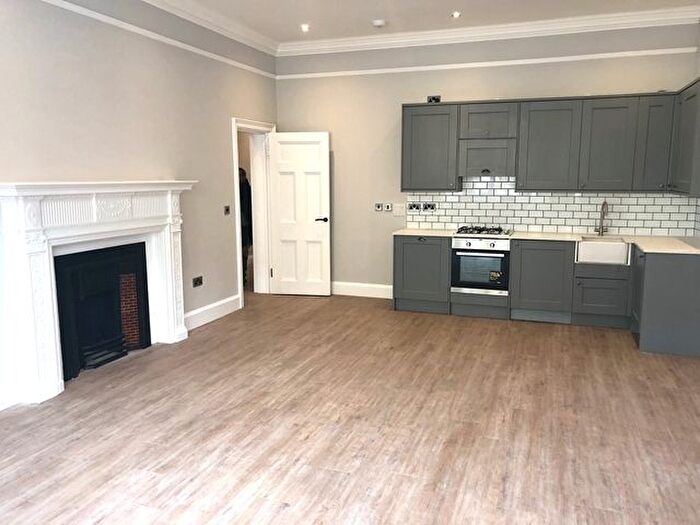 3 Bedroom Flat To Rent In Grand Avenue, Hove, BN3