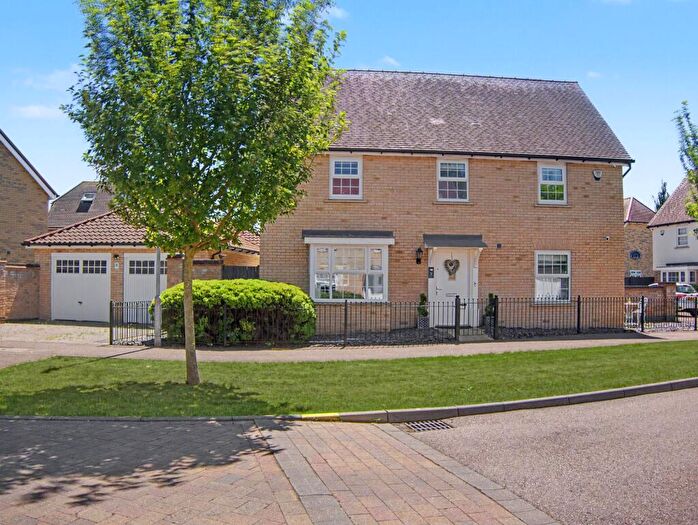 4 Bedroom Detached House For Sale In Christmas Tree Crescent, Hawkwell, SS5