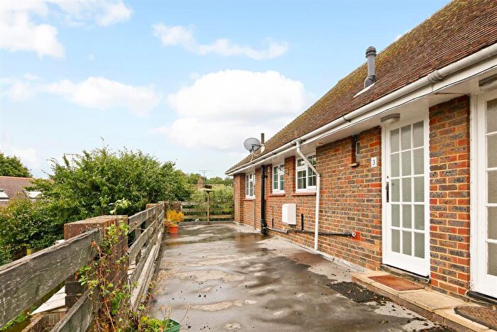 2 Bedroom Flat To Rent In Maple Parade, Walberton, BN18