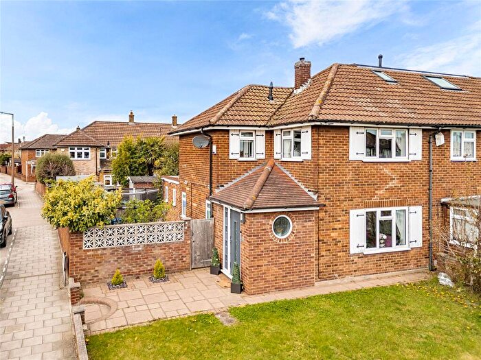 2 Bedroom End Of Terrace House For Sale In Mungo Park Road, Rainham, RM13