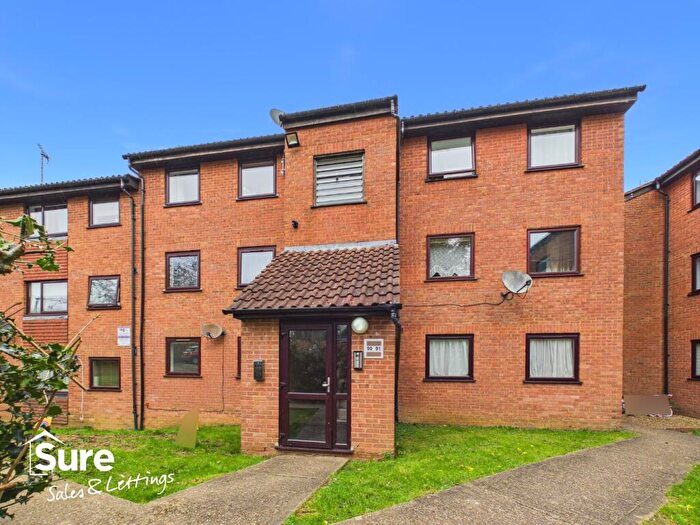 2 Bedroom Flat To Rent In Valley Green, Hemel Hempstead, Hertfordshire, HP2