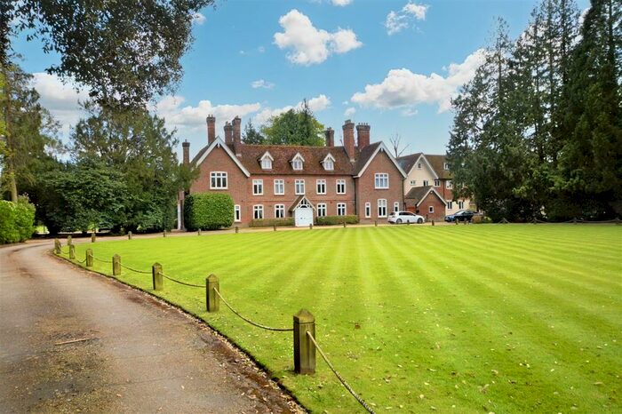 2 Bedroom Flat For Sale In Astwick Manor, Coopers Green Lane, Hatfield, AL10