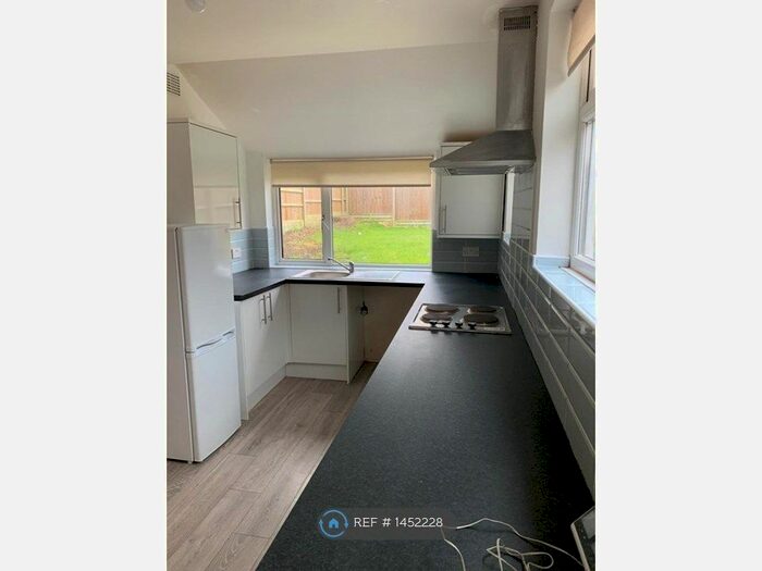 5 Bedroom Detached House To Rent In Hillborough Road, Luton, LU1