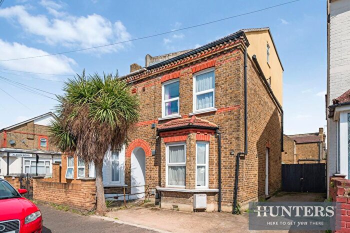 4 Bedroom Semi Detached House For Sale In Cromwell Road, Hounslow, TW3