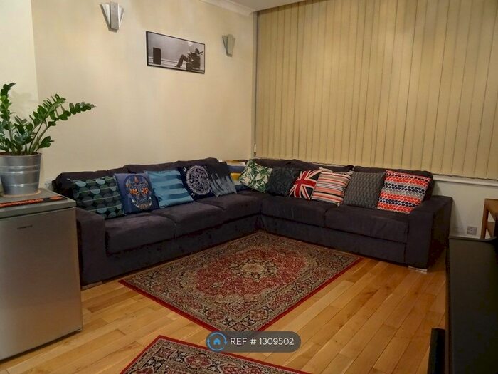 2 Bedroom Maisonette To Rent In Landor Road, Clapham SW9